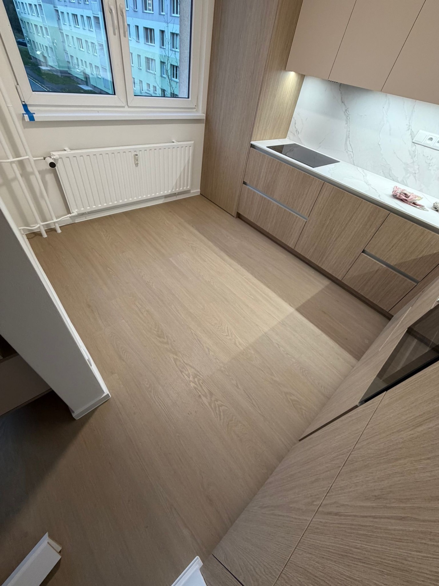 Pokládka lepeného vinylu je moderním a vysoce odolným řešením pro vytvoření elegantního a dlouhodobě stabilního interiéru. Tento typ podlahy vyniká pevnou fixací k podkladu, díky čemuž nabízí vysokou rozměrovou stálost, tichý došlap a vynikající tepelnou vodivost – ideální i pro podlahové vytápění. Lepený vinyl se snadno udržuje, je odolný vůči vlhkosti i opotřebení a umožňuje přesné napojení bez viditelných spár, což přispívá k čistému a luxusnímu vzhledu prostoru.